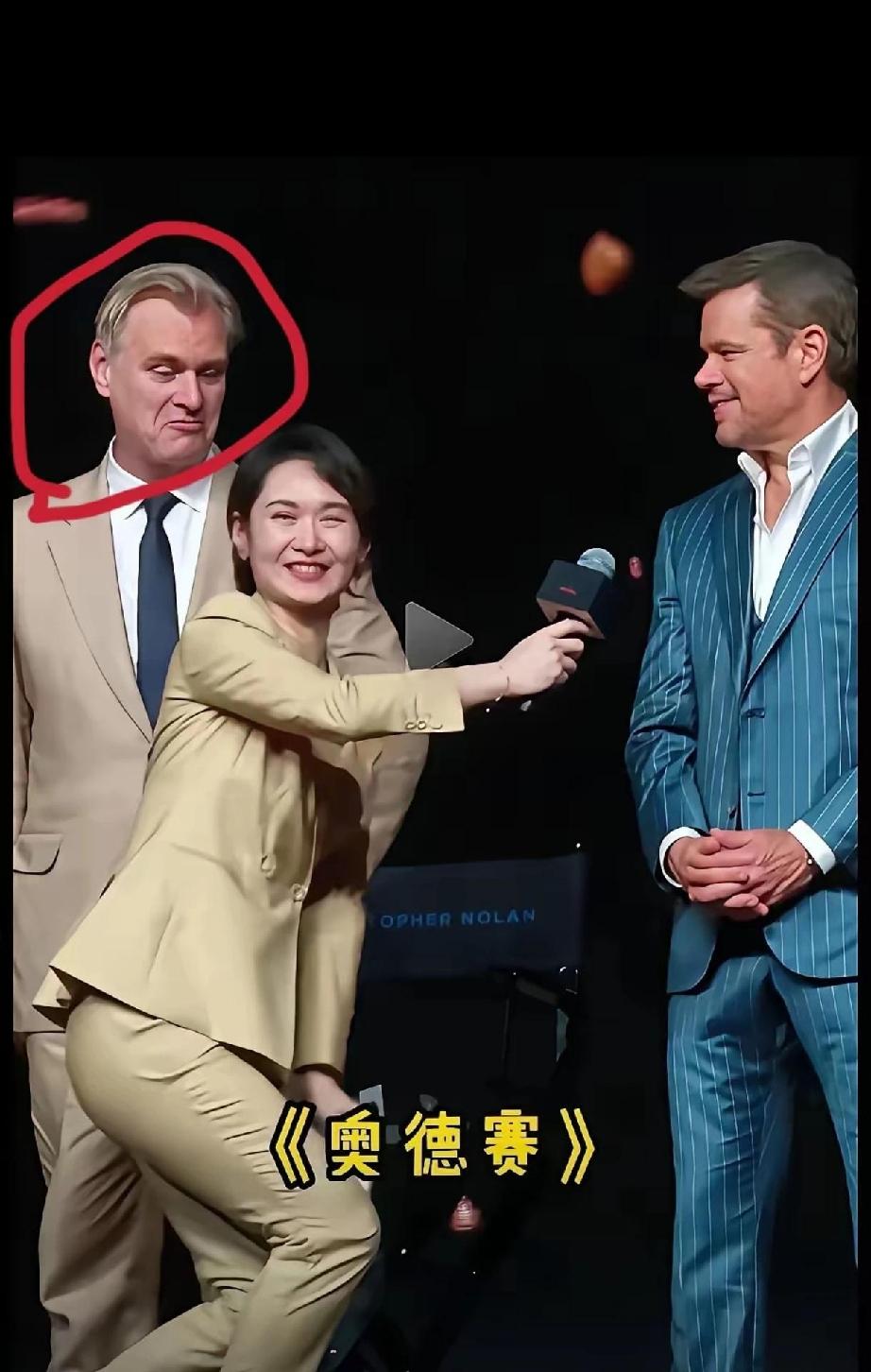 看看国际友人的小眼神和嘴部表情，你越在他们跟前谦卑，他越瞧不起你！就差趴着采访