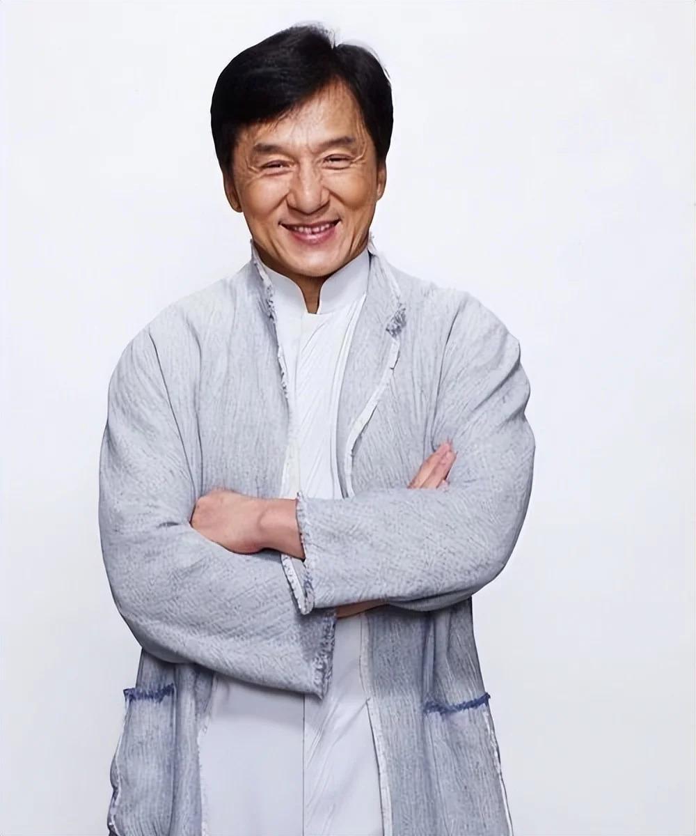 成龙为什么比吕良伟老的快？成龙只比吕良伟大一岁，他们两个年龄为什么看起来像父子？