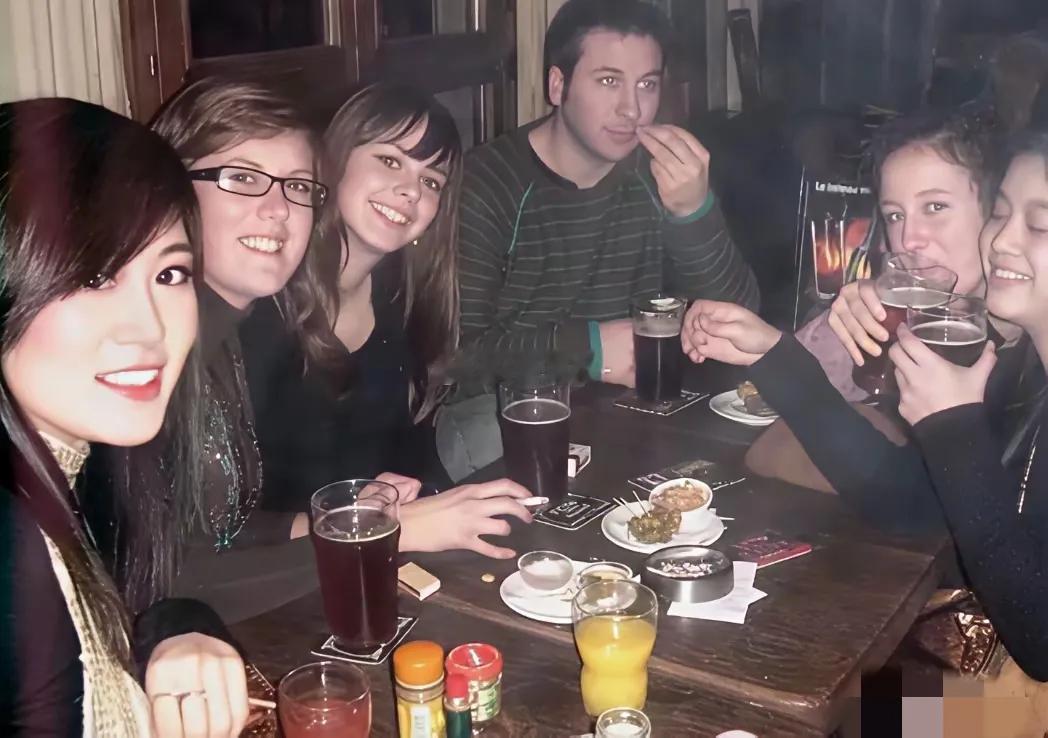 杜星霖年轻时有多美，留学法国时照片曝光，比外国同学颜值高杜星霖年轻时的颜值好高，