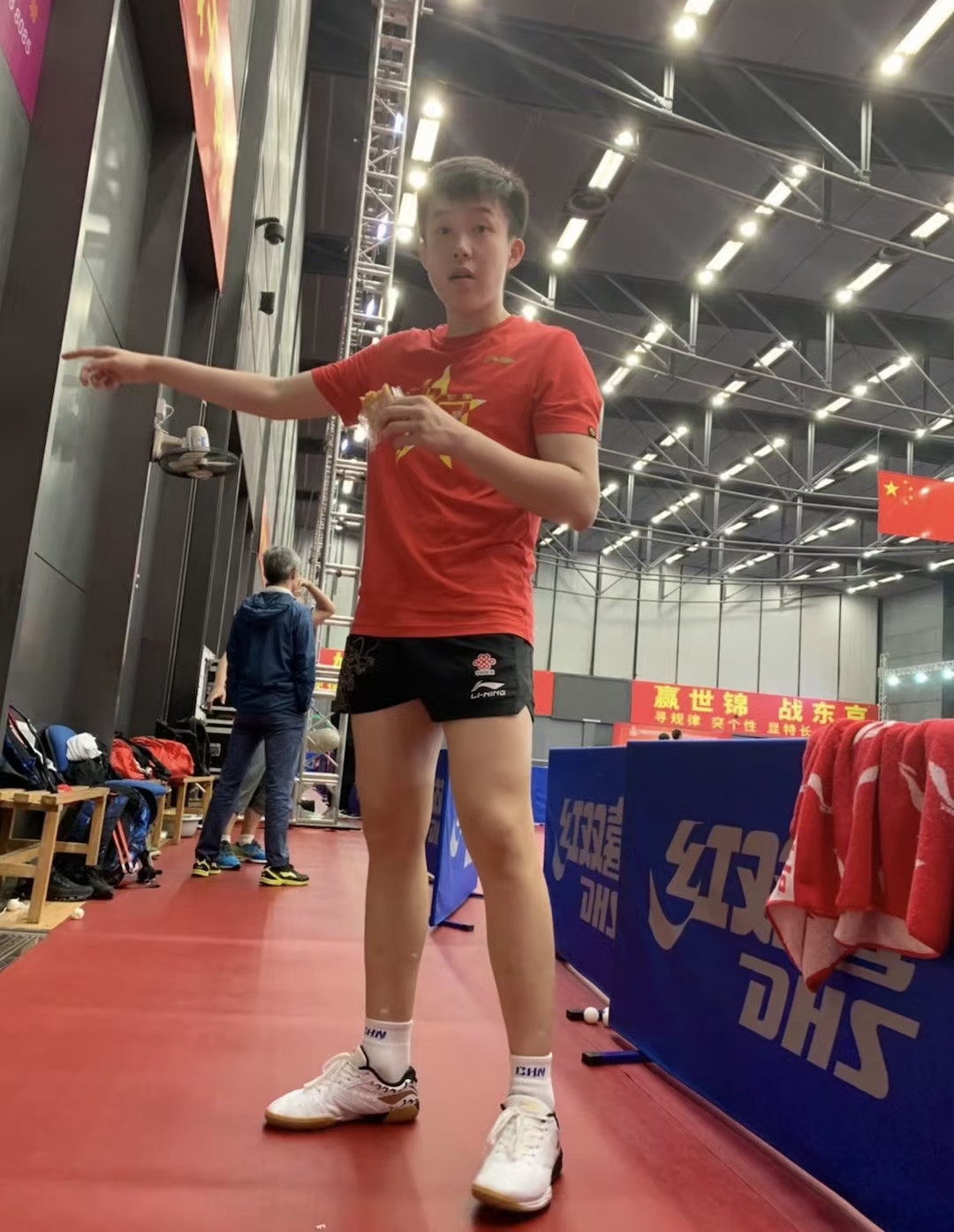 捡到一个大长腿幼头，猜年份吧王楚钦狮友会
