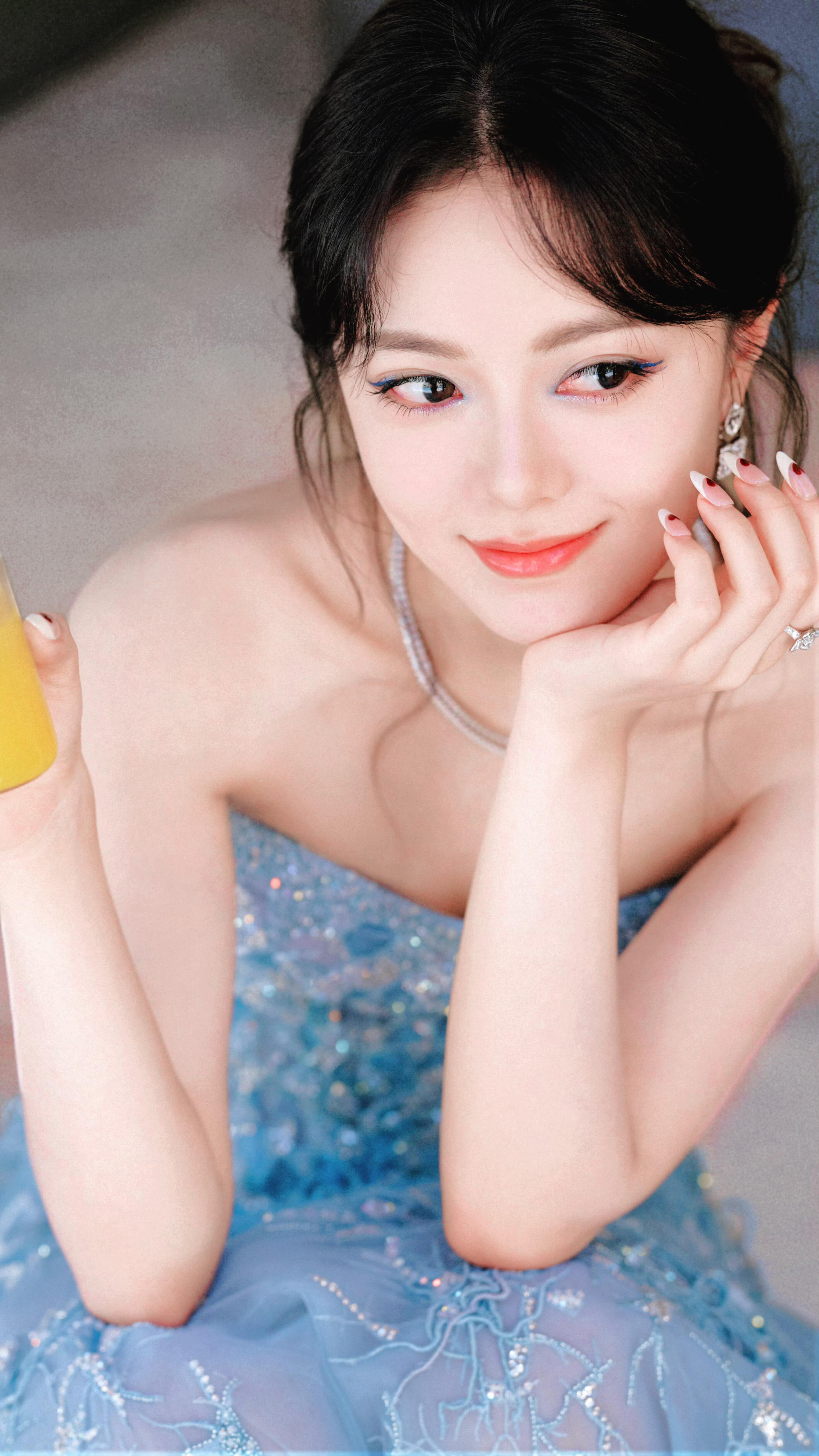 清冷又甜美赵今麦冰蓝碎钻抹胸裙