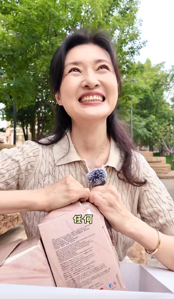 最近周涛拆了一个盲盒，她这次搭配的很有高级感，看起来很有清新迷人的魅力。周涛