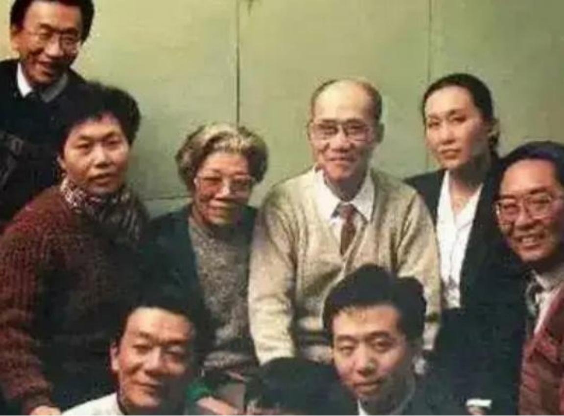 1950年，随着一夫一妻制的颁布，侯宝林召开家庭会议，看着泪流满面的三个老婆，