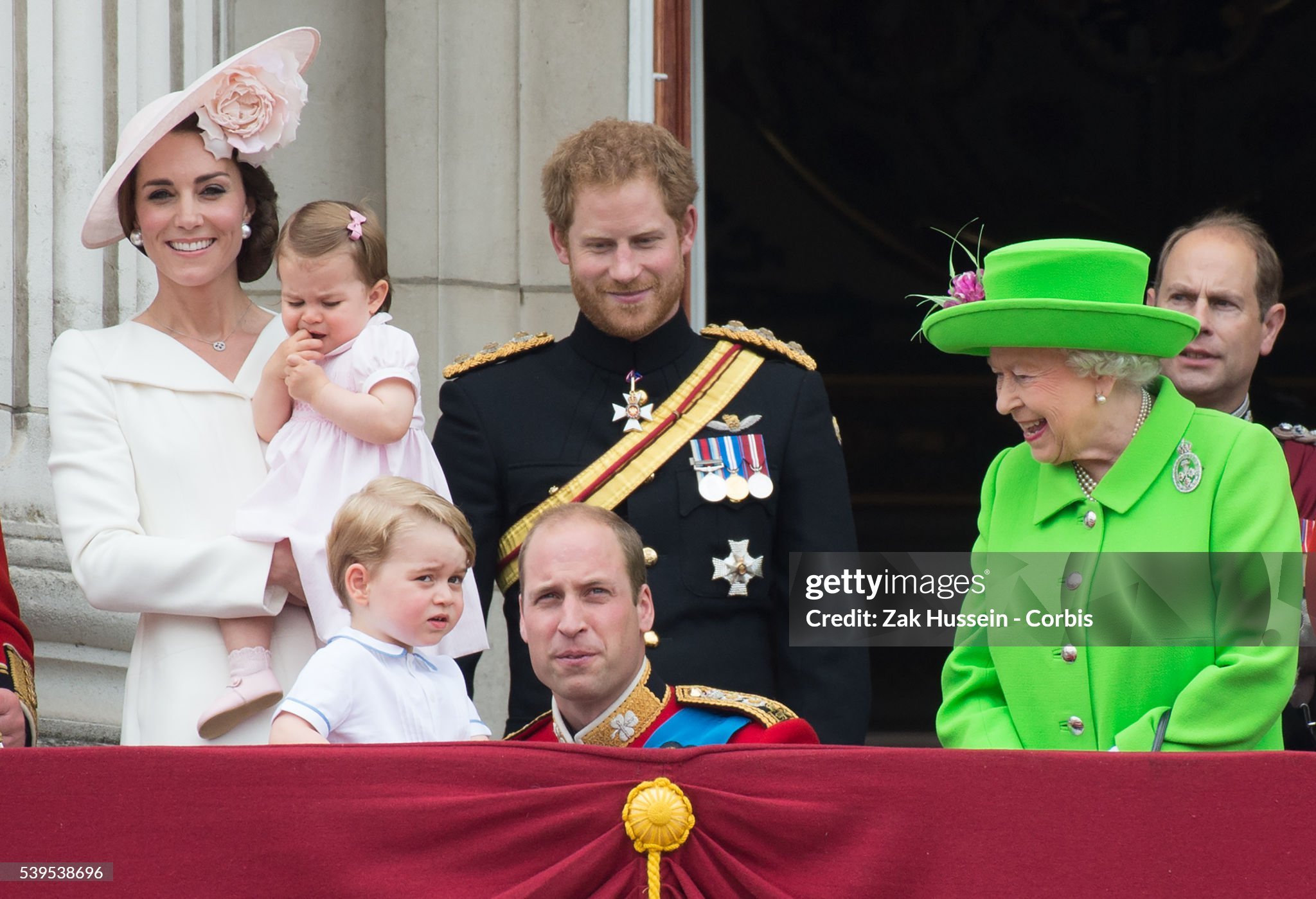又到一年一度的TroopingtheColour~今日又阔以看到三宝啦！！！