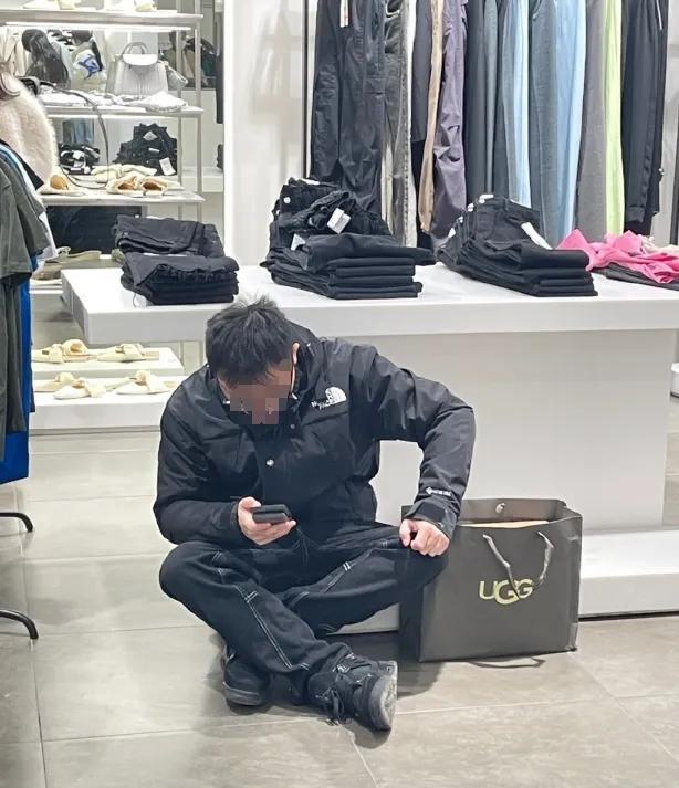 我们家有个奇怪的现象，女儿女婿加我们老两口出去吃饭，肯定是我女儿买单。假如我