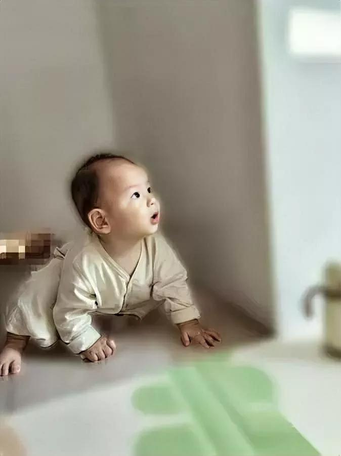 早上刷到句话，突然鼻子酸了——“婴儿期是孩子最黏你的劫，也是你最该偷着乐的福