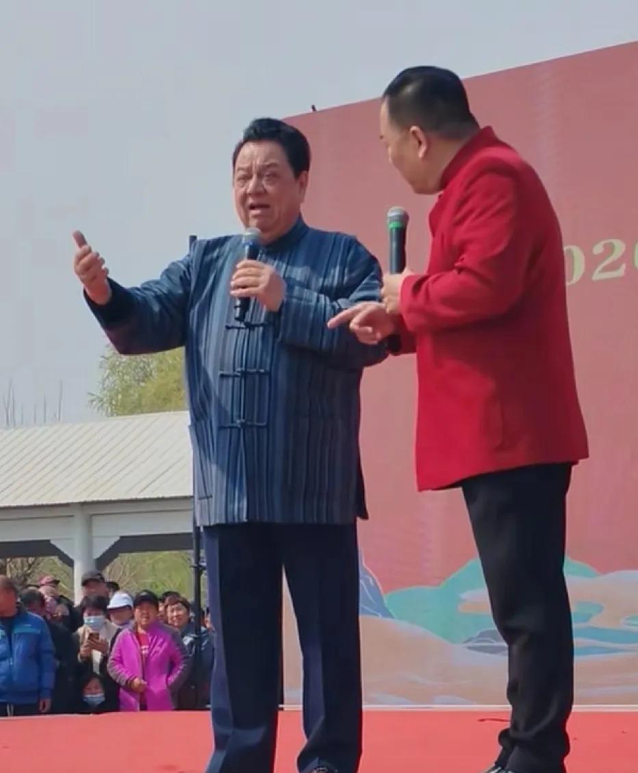 【著名相声表演艺术家李金斗走穴演出，表演深受好评，你怎么看？】近日，著名相声表
