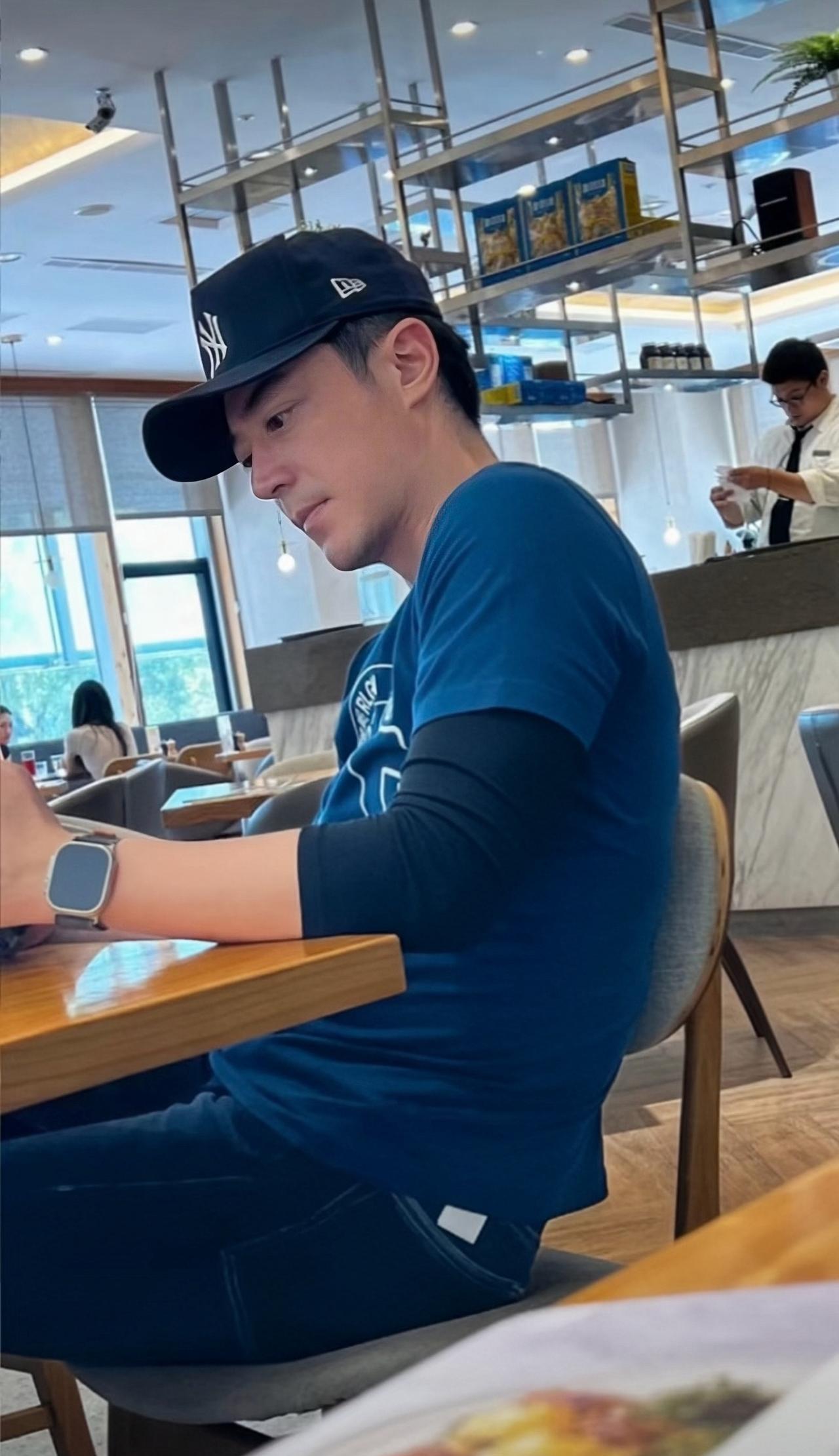 近日，有位网友在台北偶遇霍建华，他在一家餐厅吃饭的画面。霍建华戴着棒球帽坐在那