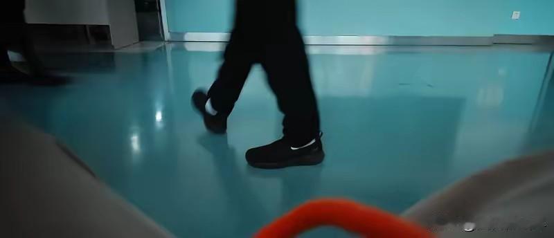 浙江宁波，护士给病人扎针时，发现病人一直盯着自己的脚看，以为是自己脚臭，谁知道，