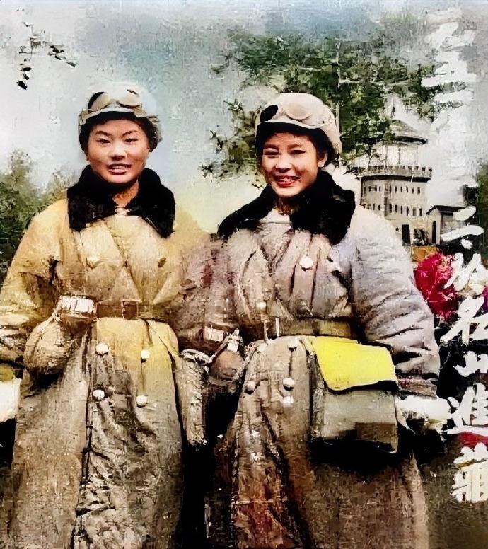 1951年，2个漂亮的女战士，在进藏之前拍下的合影。她们头戴棉帽，身上穿着厚厚的