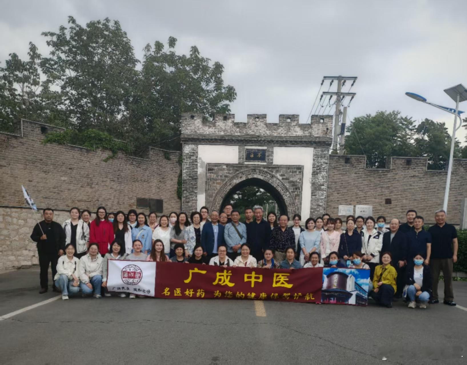 国医大师张磊先生的润肌膏治肌肤干裂燥痒效果神奇。药物组成：当归10g，丹参10g