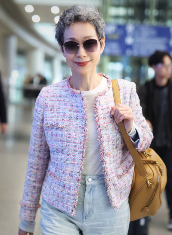 叶童这件粉色小香风真好看，奶呼呼的显白又减龄