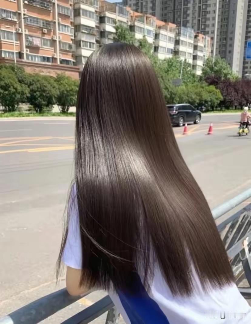 街景漫过肩头的风，长发垂成一瀑温柔的影。白衫裹着夏的余温，身后车水马龙都成了模糊