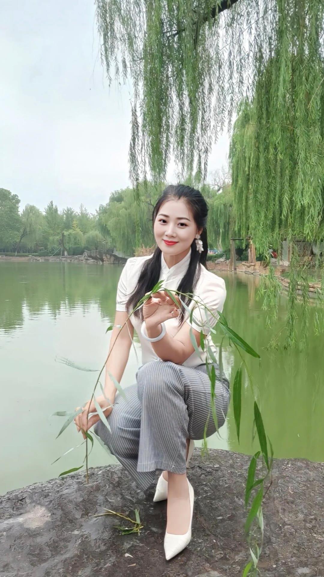 生活如诗，美好常伴。愿你的每一天都充满阳光与欢笑，心情如春风般轻快。🌞🎈