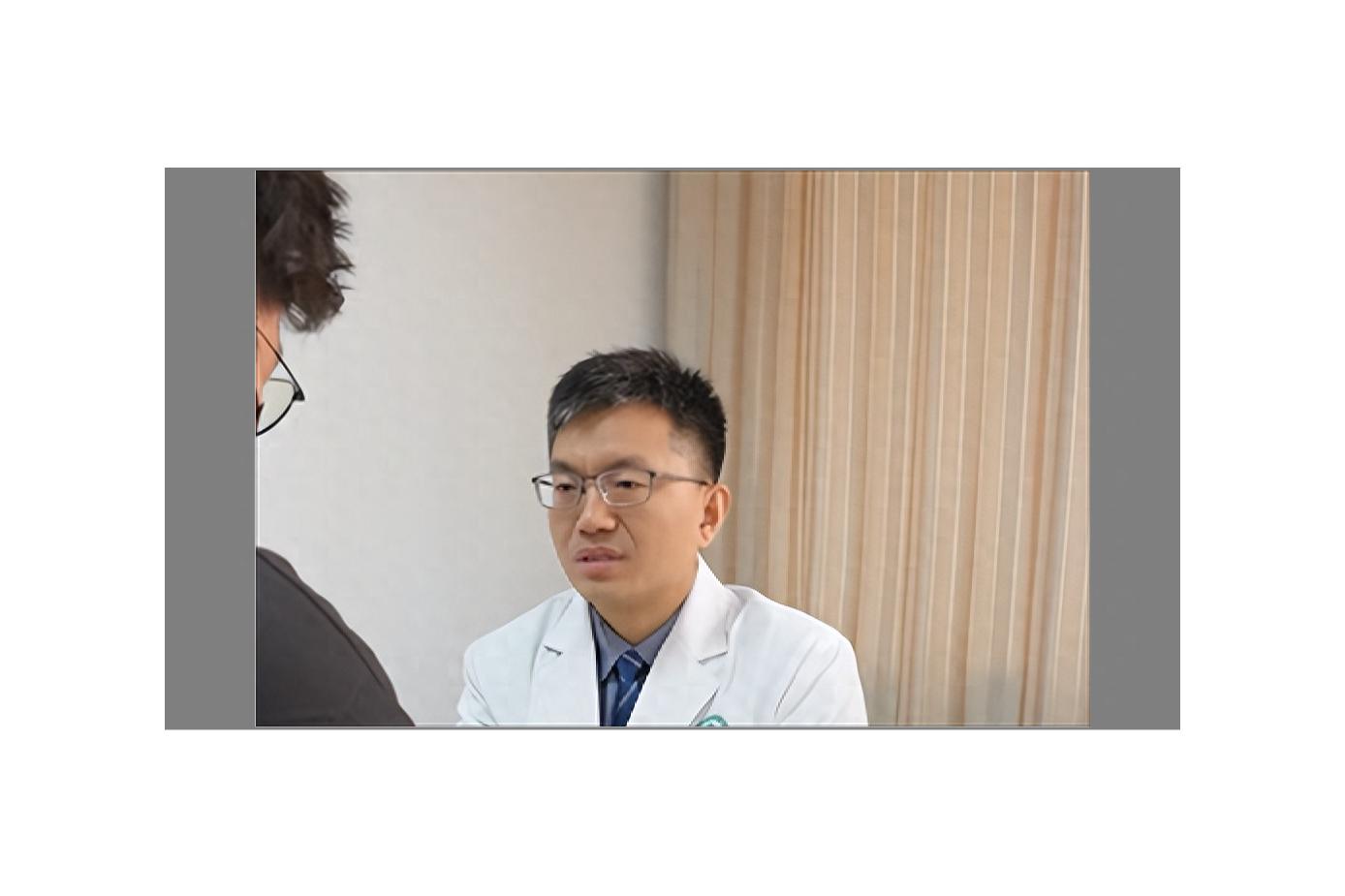 42岁男子长期被职场PUA抱住医生大哭, 称一到公司门口就开始心慌, 医生...
