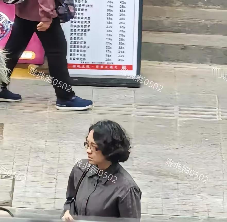 章子怡在武汉街头拍摄新片《寻子遗迹》镜头中的她颠覆以往精致形象，顶着蓬乱卷发、架