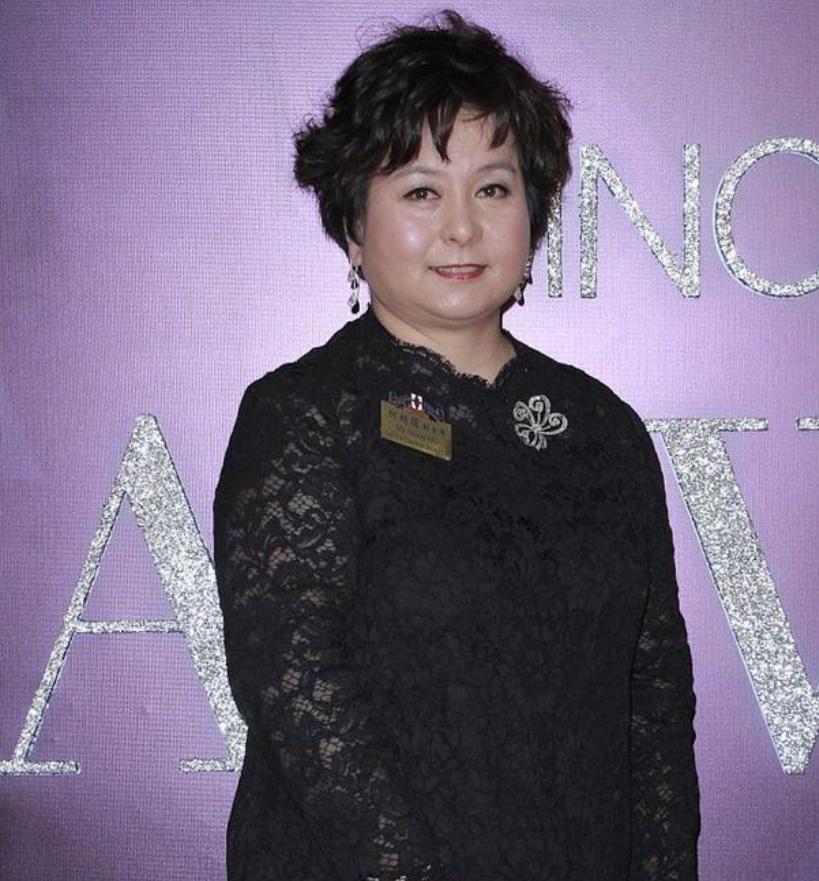 看面相像是有福之人，怎么就这么早去了？近日，赌王何鸿燊与二太太蓝琼缨所生‌的