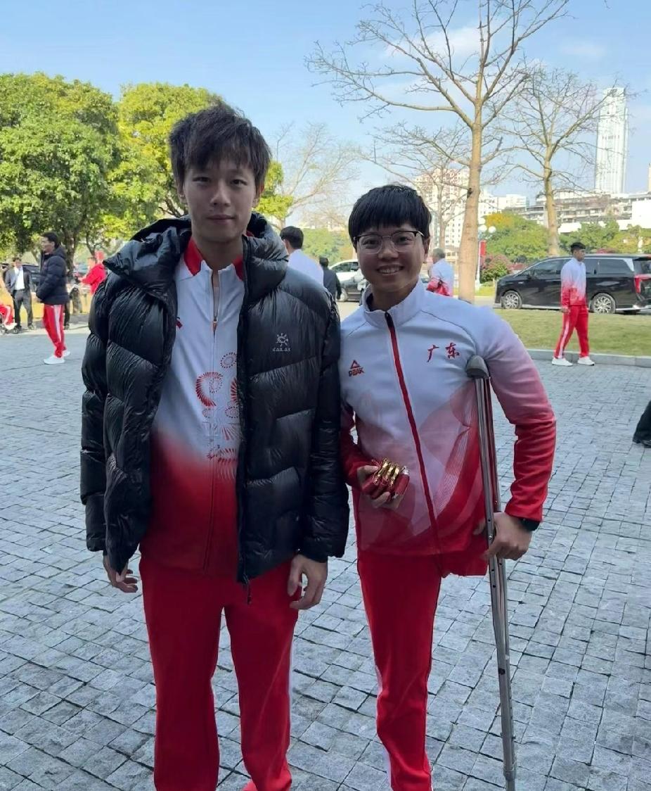 看到林高远在表彰大会上的这张合影，真的被暖到了。作为冠军，他没有丝毫架子，