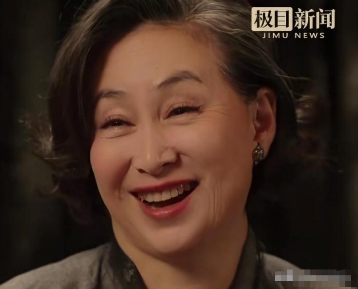 何超琼有没有钱，幸不幸福我不评价，唯一让我不得不服的是，那就是她的气质谈吐实