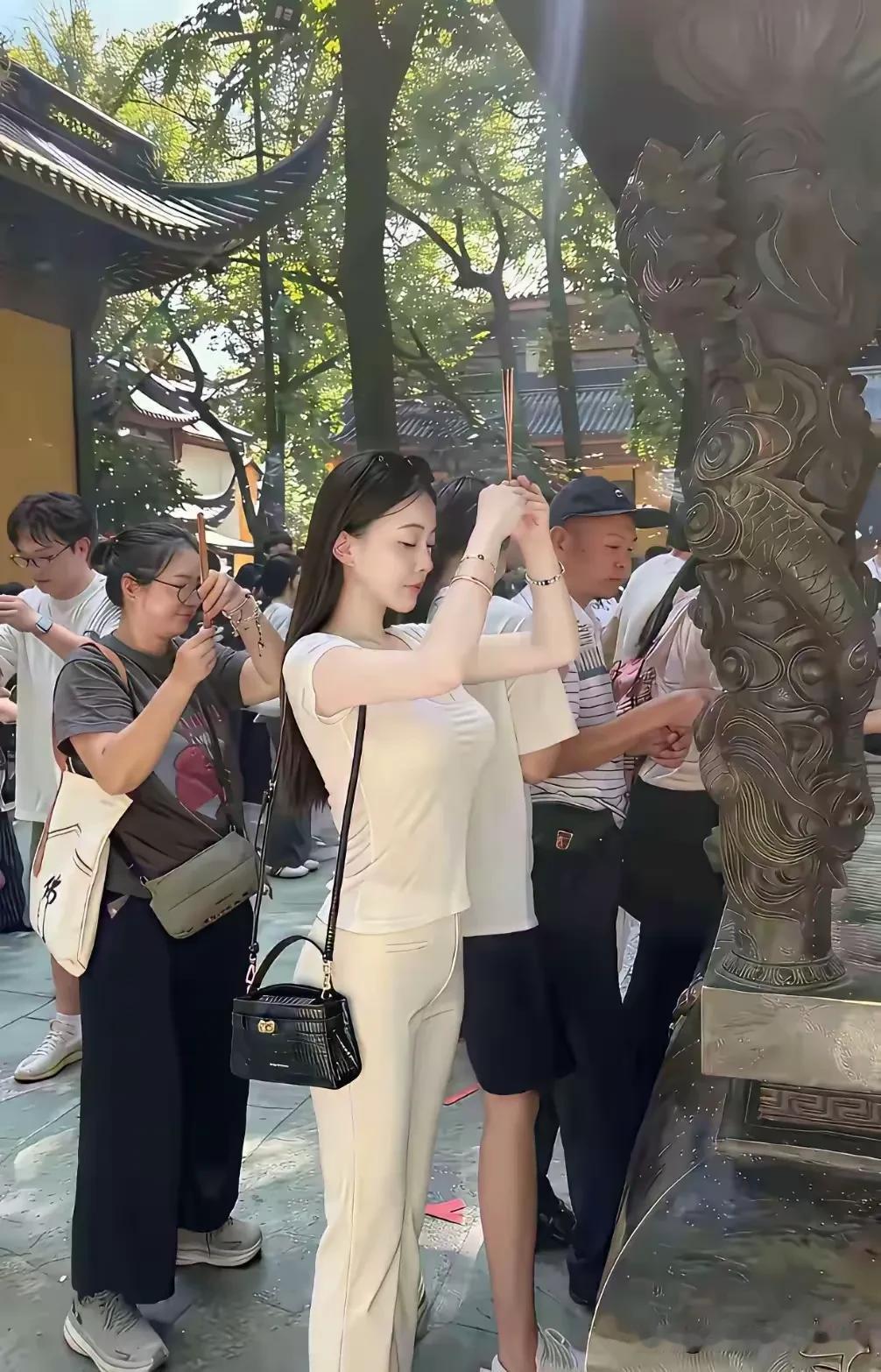 猜一猜，她许的到底是什么心愿？