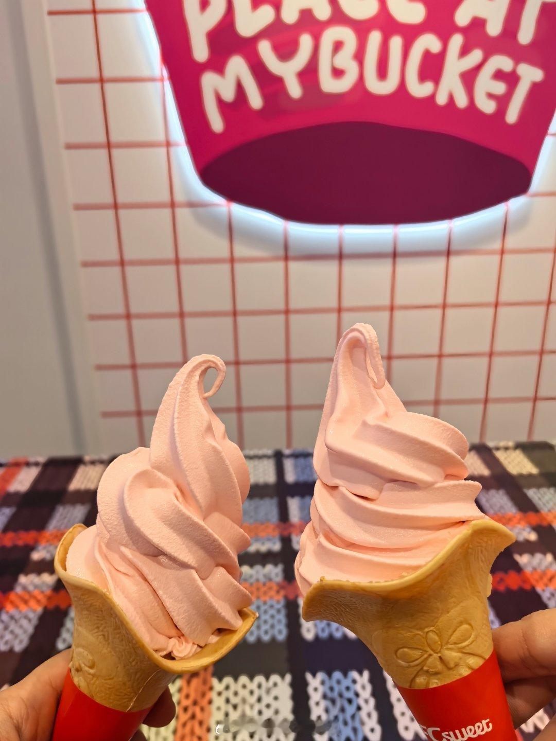 丹东草莓🍓甜筒🍦吃起来[大笑][大笑][大笑]​​​