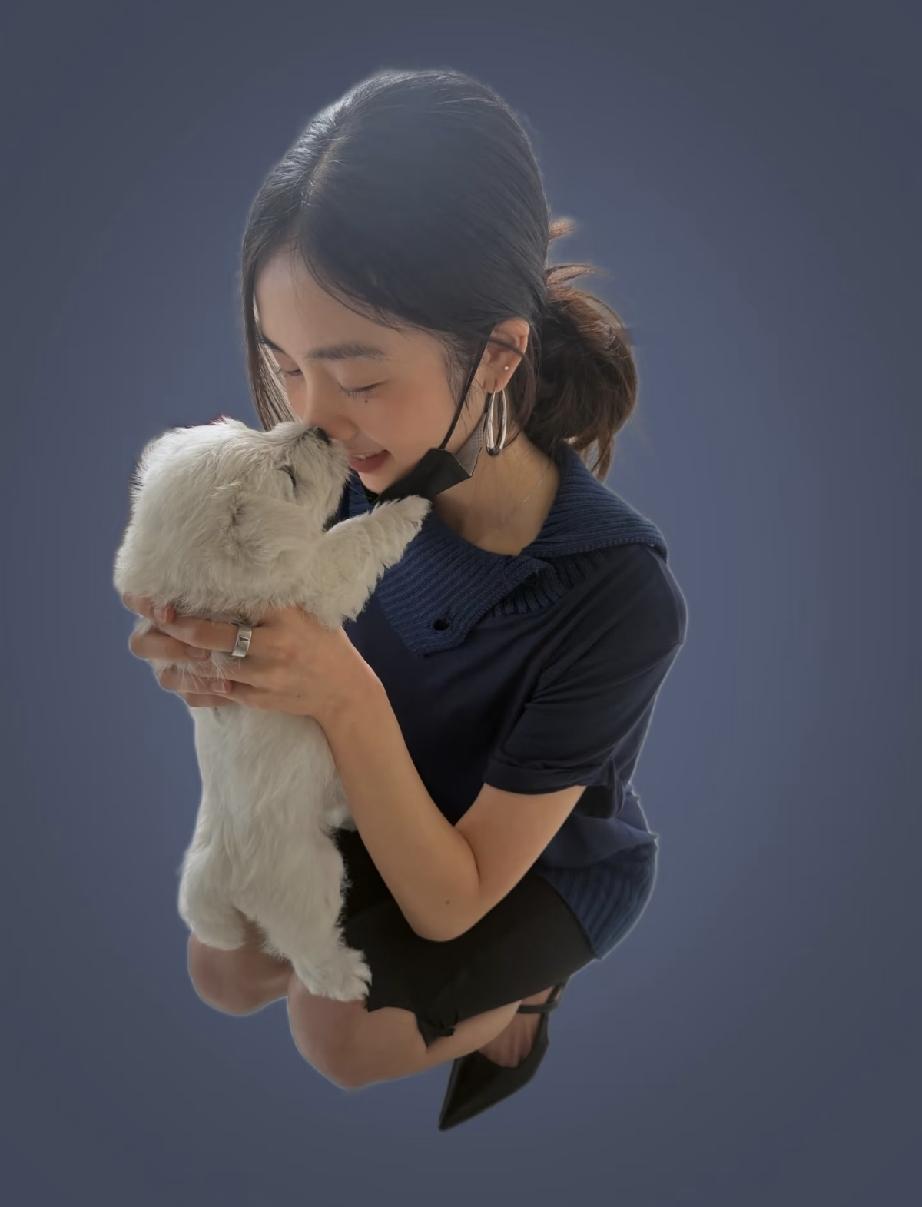 8月1日，黄多多更新ins晒出近照，20岁的她打扮成熟，眼神空洞，不是那么开心，