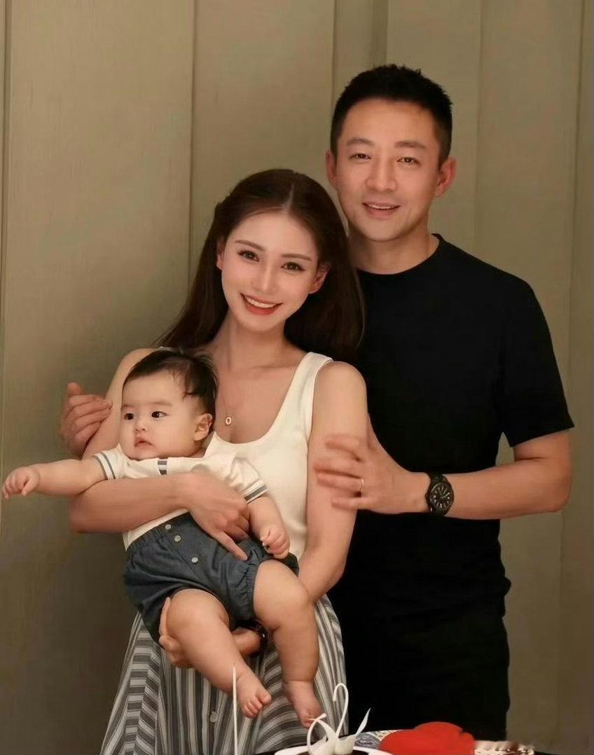 同样是汪小菲，两张全家福照片，愣是拍出了两种人生跟大S那张，他嘴角是标准弧度，眼神却端着，像在参加商