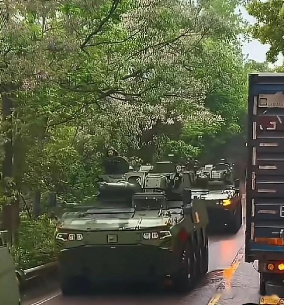 又一批新鲜出炉的新大八轮下线，这颜值真是帅到家了！[赞][赞][赞]我就说嘛