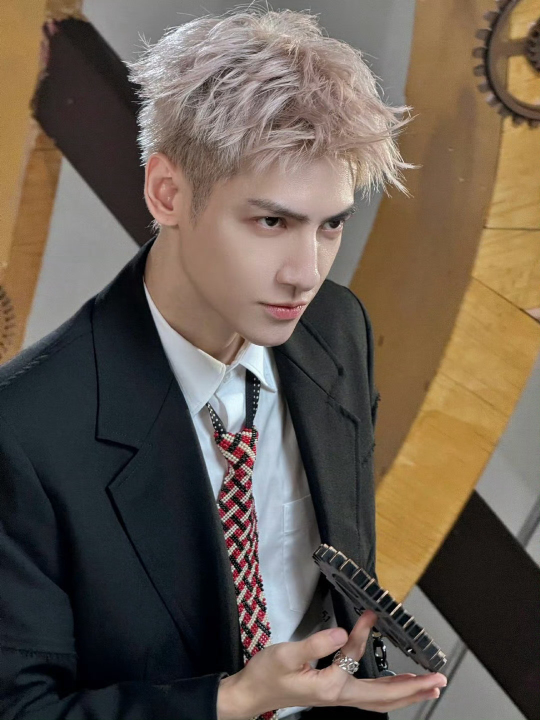 其实他眉眼立体，适合走这种妆造路线，之前太爱嬷嬷了