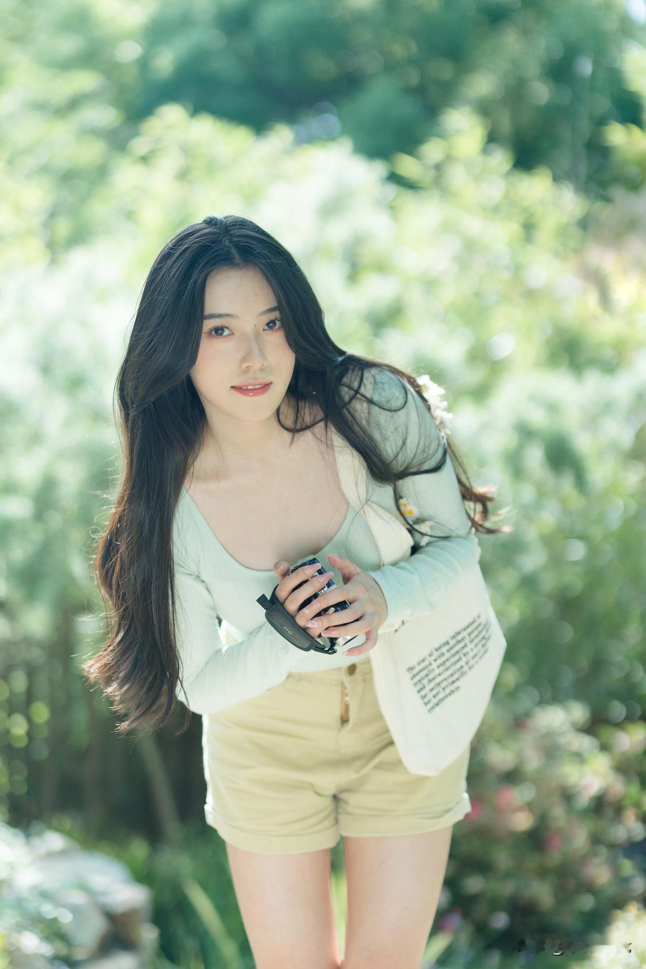 薄荷色的衫子裹着夏风，她指尖勾住的叶片沾了碎光。帆布包垂着雏菊，连靠在墙根时，空