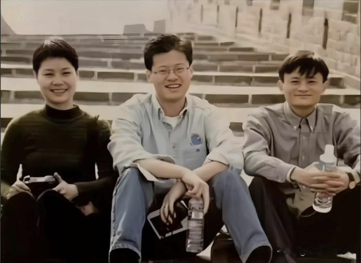 1998年，马云和妻子张瑛陪同雅虎联合创始人杨致远游览北京八达岭长城时的合影。