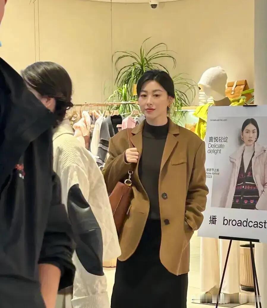 她本人真是太美太有气质了，身材不胖不瘦的，五官菱角立体，看上去顶多30多岁，这气