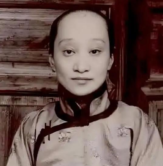 1927年，鲁迅瞒着妻子朱安，和自己的女学生许广平在上海同居。不久许广平怀孕了，