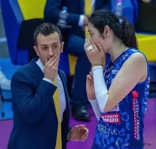 听说科内利亚诺女排的主帅桑塔雷利要跳槽去土耳其？这传闻最近传得挺热闹。不过，