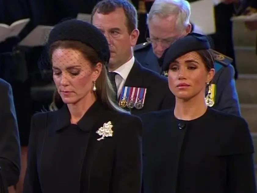 英女王葬礼上，梅根和凯特这妆造，是来自于一个人吧！2022年，在英女王葬礼上，