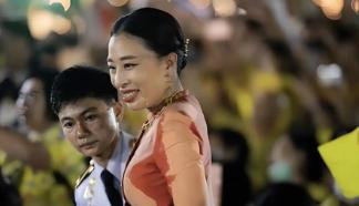 她本可以一辈子待在王宫里，锦衣玉食，被人捧着。可她偏偏跑去当检察官，把罪犯一个个