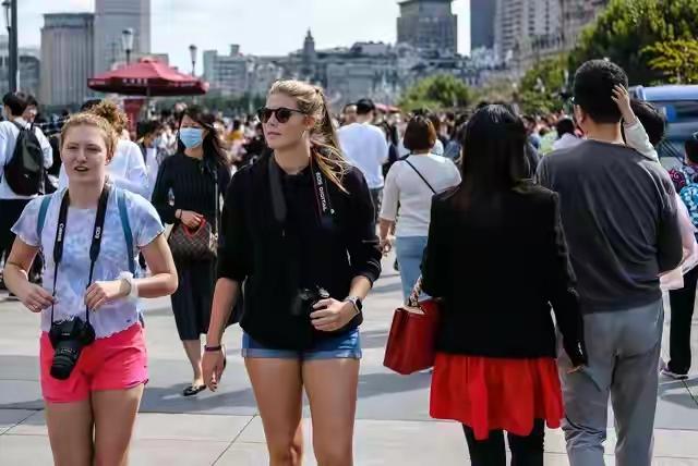 你猜最近外国人在中国晒什么？不是长城不是熊猫，是“半夜一个人出门撸串”。一个