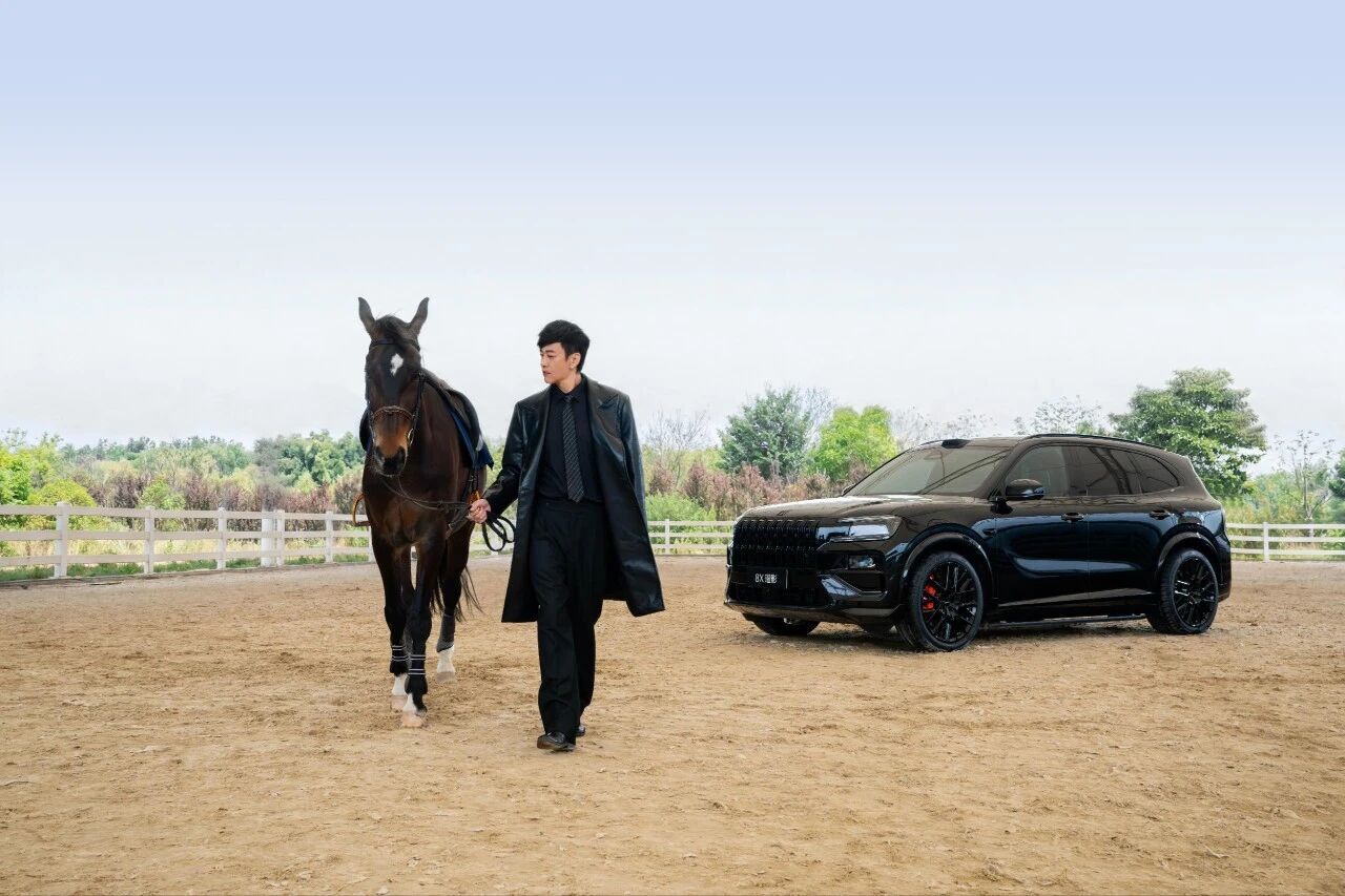 极氪汽车行动够迅速，率先邀请何润东成为极氪8X交付官～