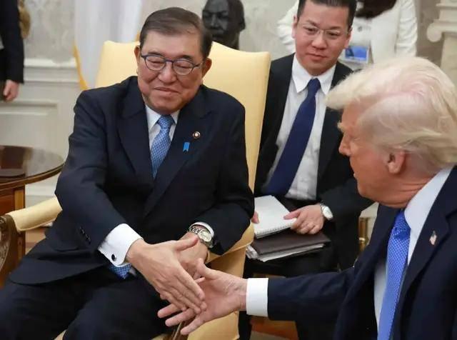 日本签了字，特朗普又赢了，历史的鬼魂也被放了出来2025年7月，日本终于还是