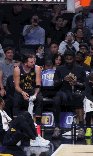 湖人当家球星东契奇真是太搞笑了！在今天湖人主场迎战鹈鹕的比赛中，当时转播镜头给到