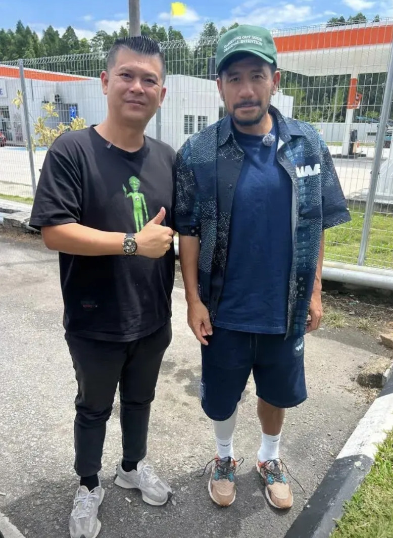 51岁张震岳现身马来西亚，他现在的面相太奇怪了，脸型好长，鼻子大，眼睛小，整张脸