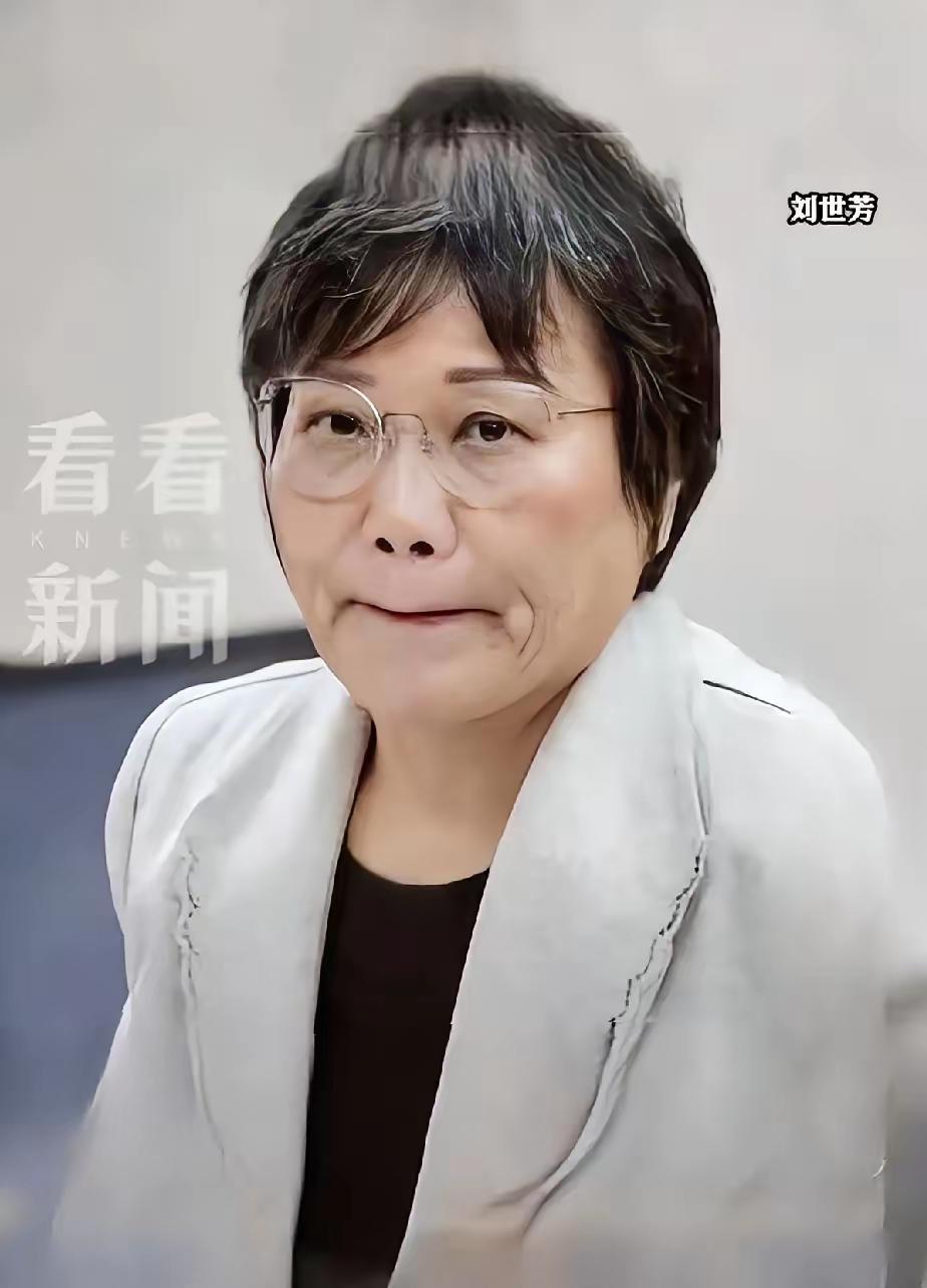 国台办对刘世芳、郑英耀的惩戒令已经落地。刘世芳一纸惩戒令在手，诸事难成。原本在香