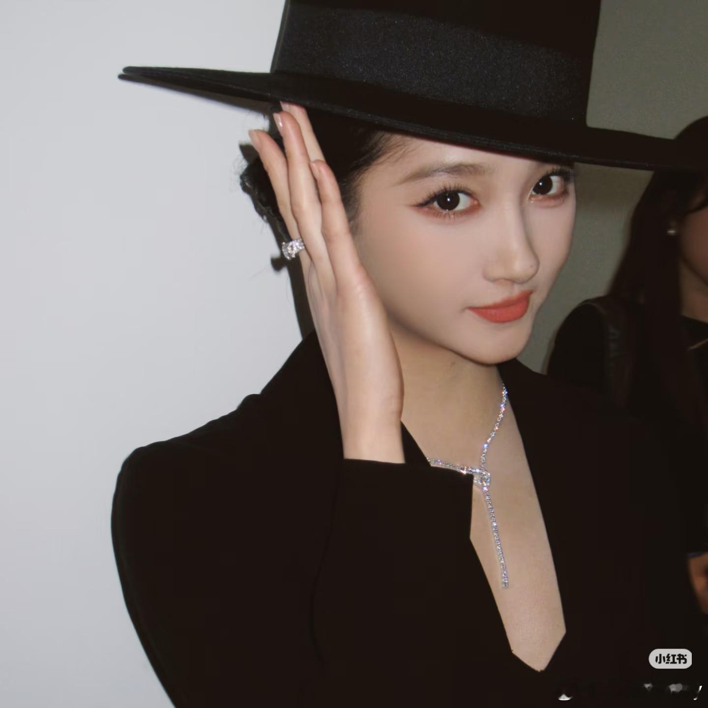 关晓彤严晓丹关晓彤晴也你知道你和星星的区别吗？星星在天上，你在我心里✨而且亮度