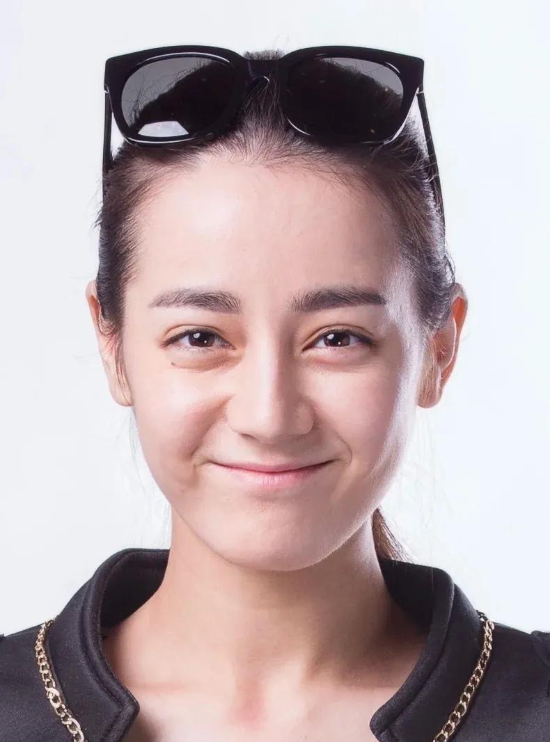迪丽热巴生图，她真的不适合平眉浓眉，看着好男相，本来五官大脸小，更适合柔和一点的