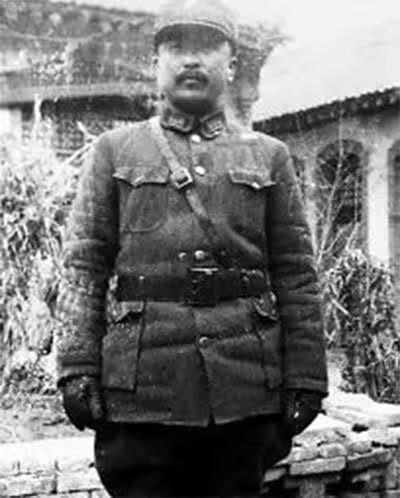 1939年，第十三集团军总司令王靖国想夺取杨爱源的地位，常借事滋闹，给杨难堪，第