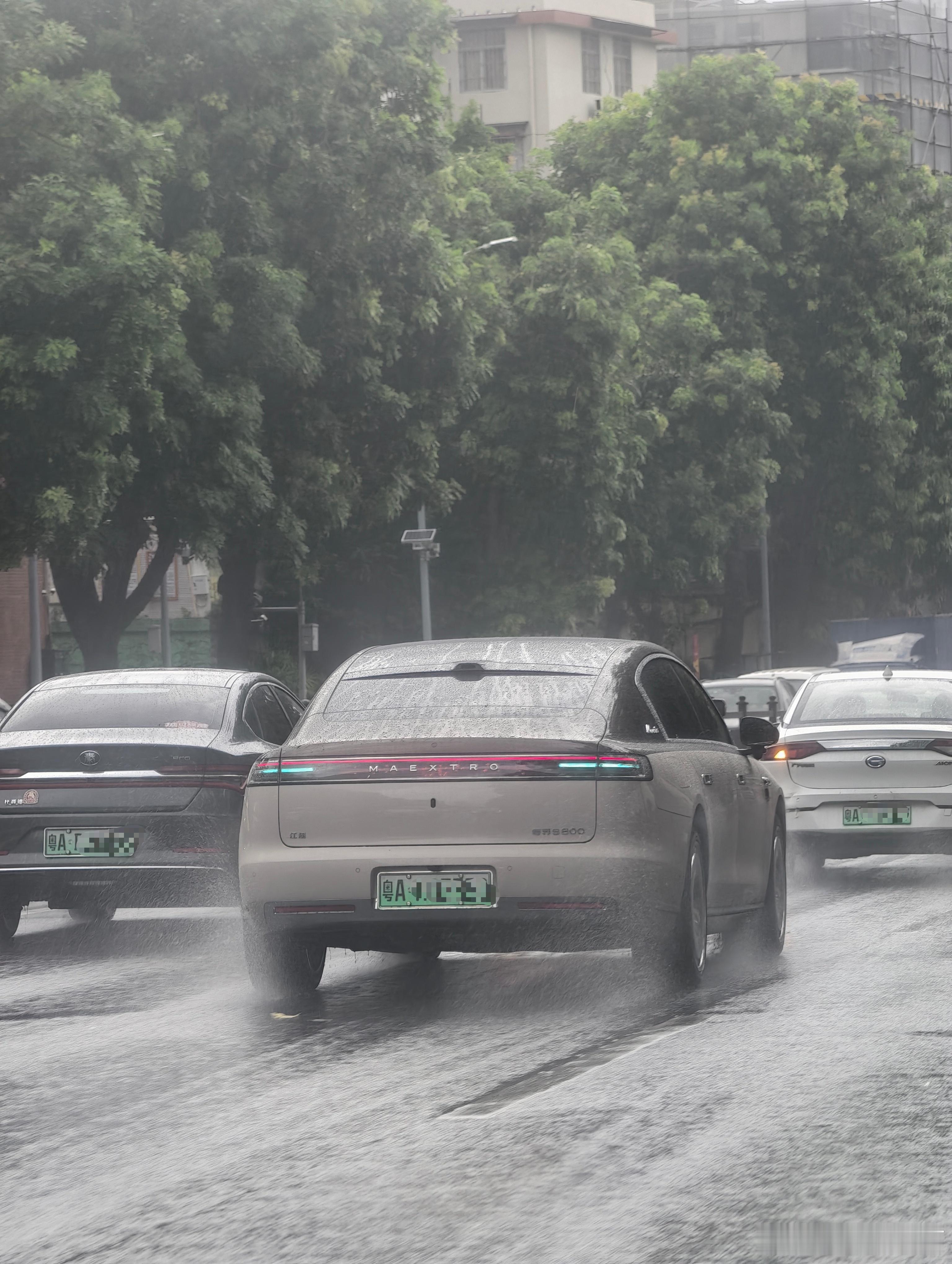 这个尊界亮着小蓝灯别了一台磨磨叽叽的车，再变了一个道之后走进自己要去的车道。又是