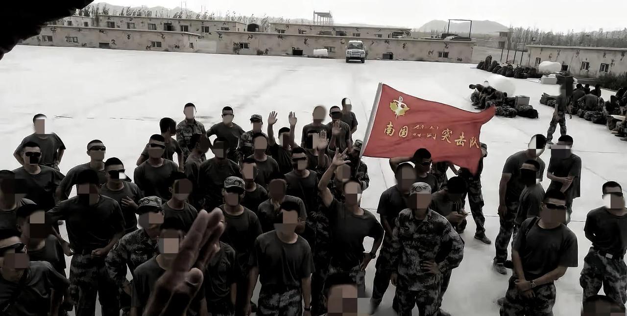 “合影留念-南部战区‘南部利剑’突击队”中国人民解放军-PLA（theCh
