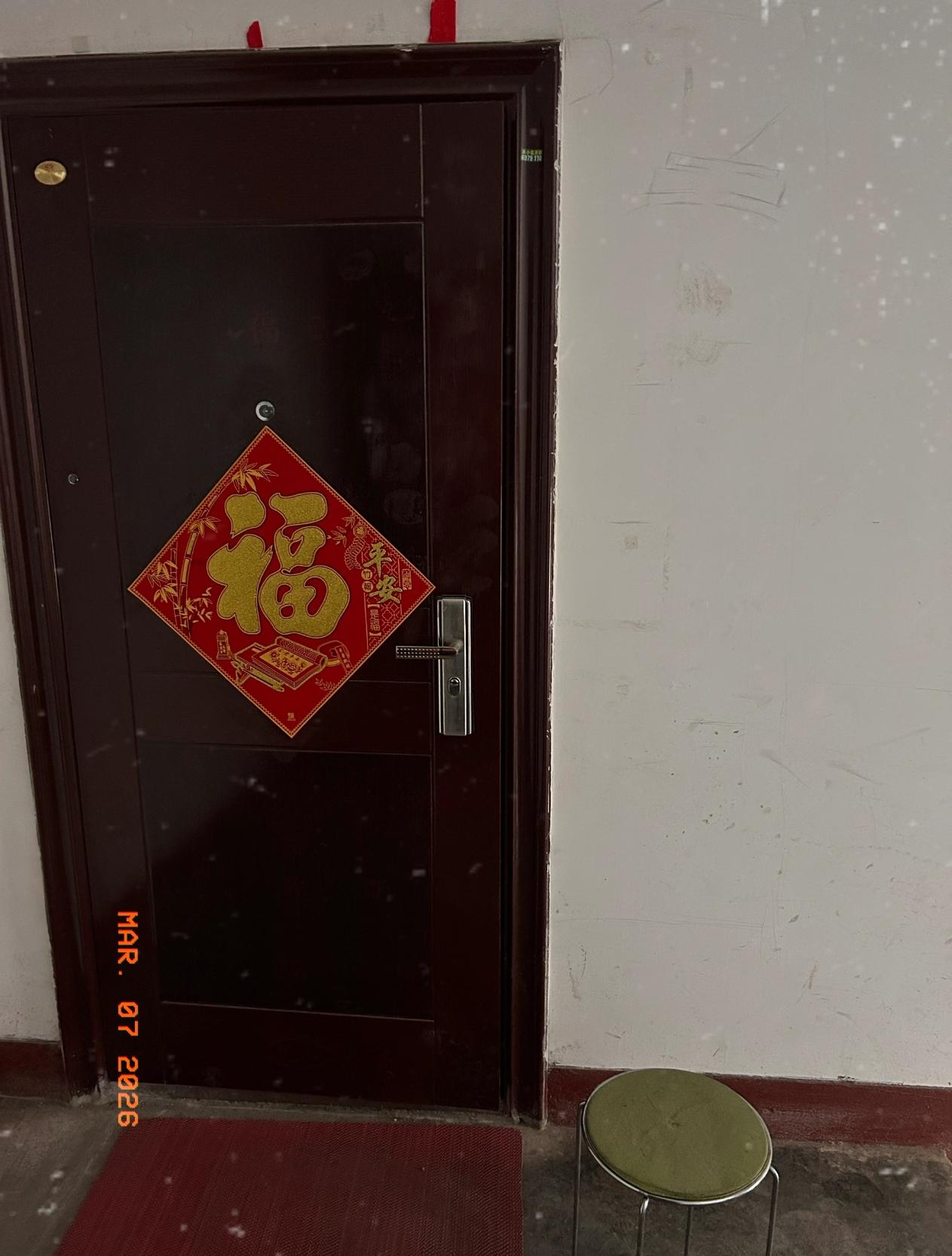 新搬来个邻居，四十多岁单身男的，天天在家待着，也没见他上班干活，整天无所事事……