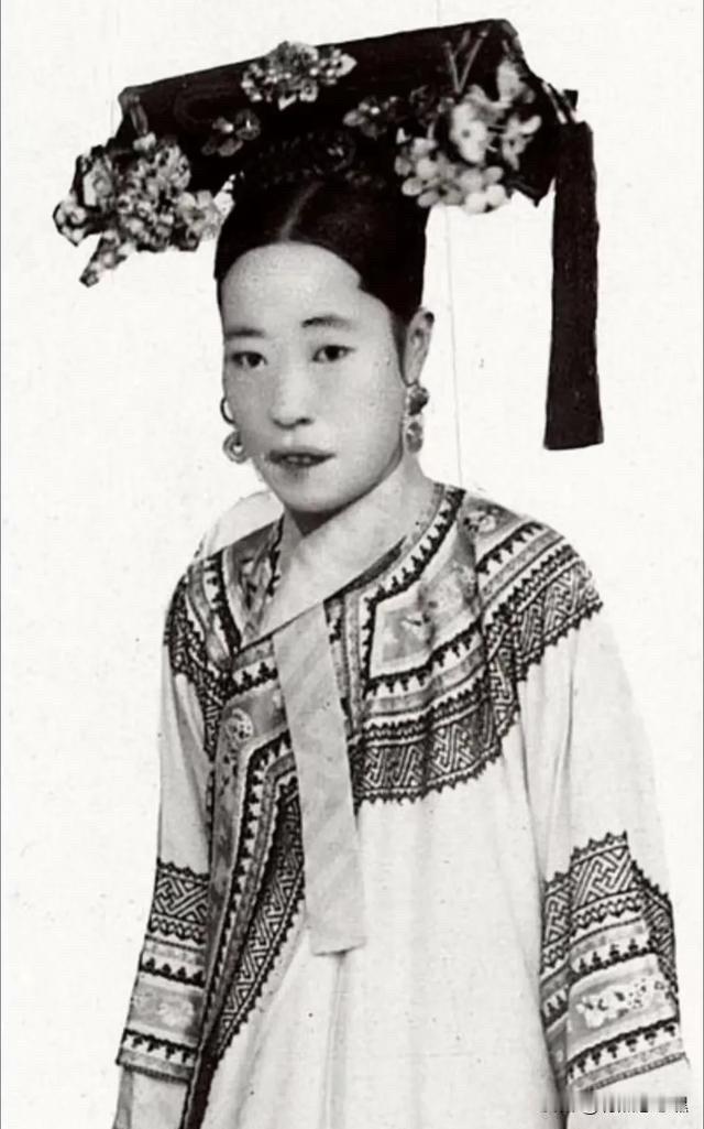 最近网上关于明清两朝的争议很热闹，前几年的清宫剧风靡一时，那就欣赏一下大清的美女