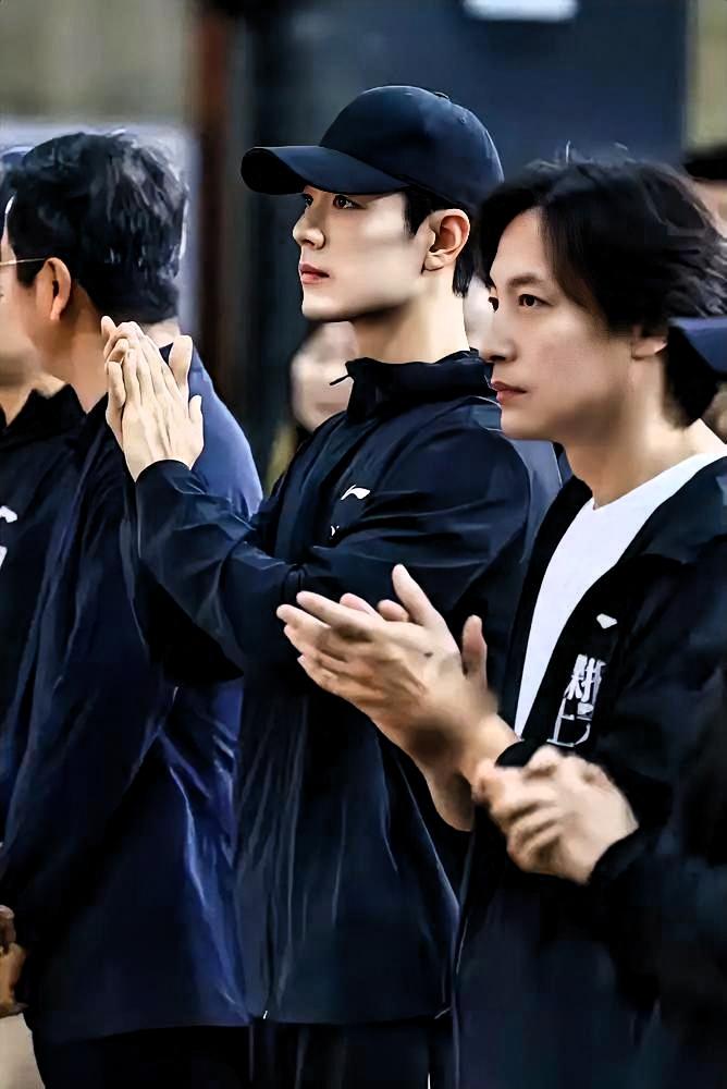 别再吹肖战的素颜了。那不是朴素，是屠杀。微博之夜红毯，高清镜头怼脸拍。别的明